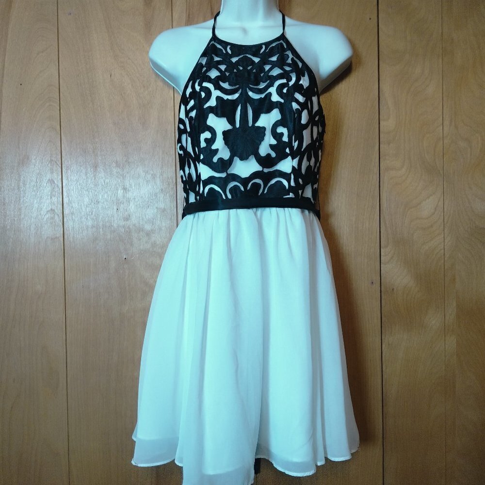 JOSH & JAZZ SIZE 5/6 HALTER DRESS FIT AND FLARE WHITE/BLACK TIE BACK